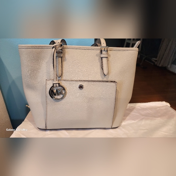 Michael Kors Elegant Cream Tote - Picture 1 of 1